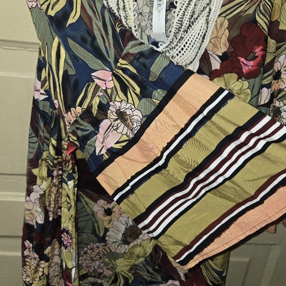 Coco + Carmen Floral Beaded V-Neck Dress W/Sleeve Ties NWT - Picture 6 of 8